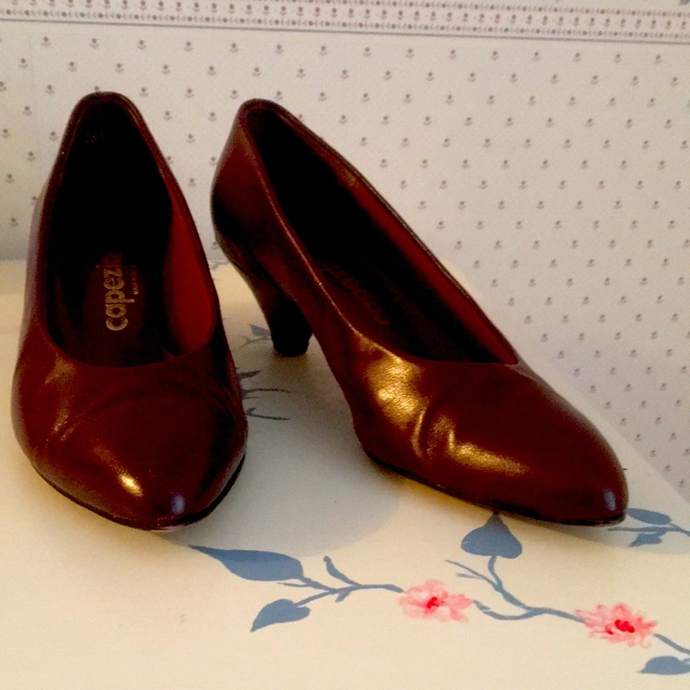 Capezio dress shoe, medium heels, Burgundy leather, size 7.